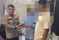 Warga Langgudu menyerahkan senpi secara sukarela ke Polsek Langgudu.