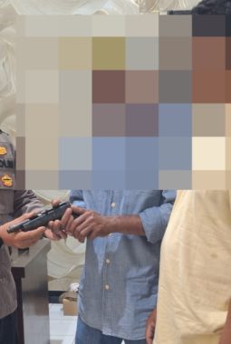 Warga Karumbu Serahkan Senpi Rakitan ke Polsek Langgudu