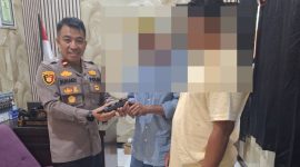 Warga Langgudu menyerahkan senpi secara sukarela ke Polsek Langgudu.