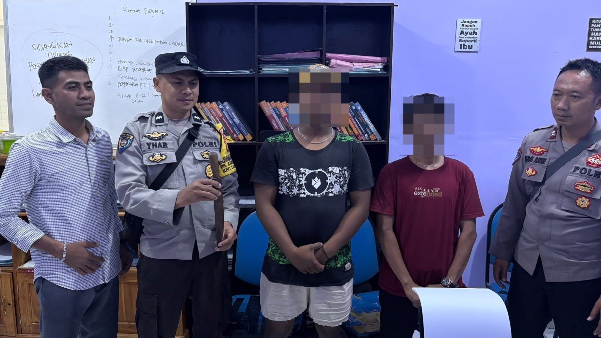 Polisi mengamankan pelaku penganiayaan di Pelabuhan Badas, Sumbawa.