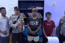 Polisi mengamankan pelaku penganiayaan di Pelabuhan Badas, Sumbawa.