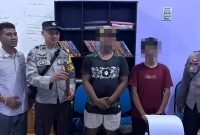 Polisi mengamankan pelaku penganiayaan di Pelabuhan Badas, Sumbawa.