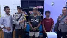 Polisi mengamankan pelaku penganiayaan di Pelabuhan Badas, Sumbawa.