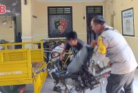 Polisi mengamankan motor curian yang ditemukan di gudang ekspedisi, Kota Mataram.