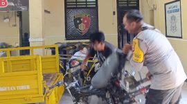 Polisi mengamankan motor curian yang ditemukan di gudang ekspedisi, Kota Mataram.