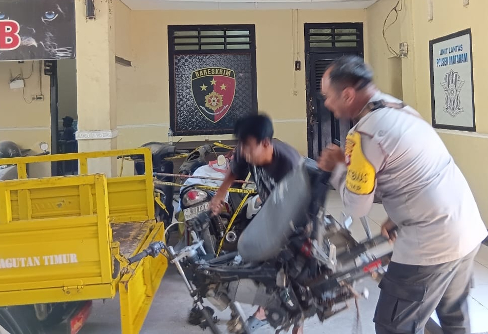 Polisi mengamankan motor curian yang ditemukan di gudang ekspedisi, Kota Mataram.