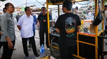 Gubernur Iqbal bersama Wali Kota Mataram Mohan menemui UMKM di Rembiga, Kota Mataram.