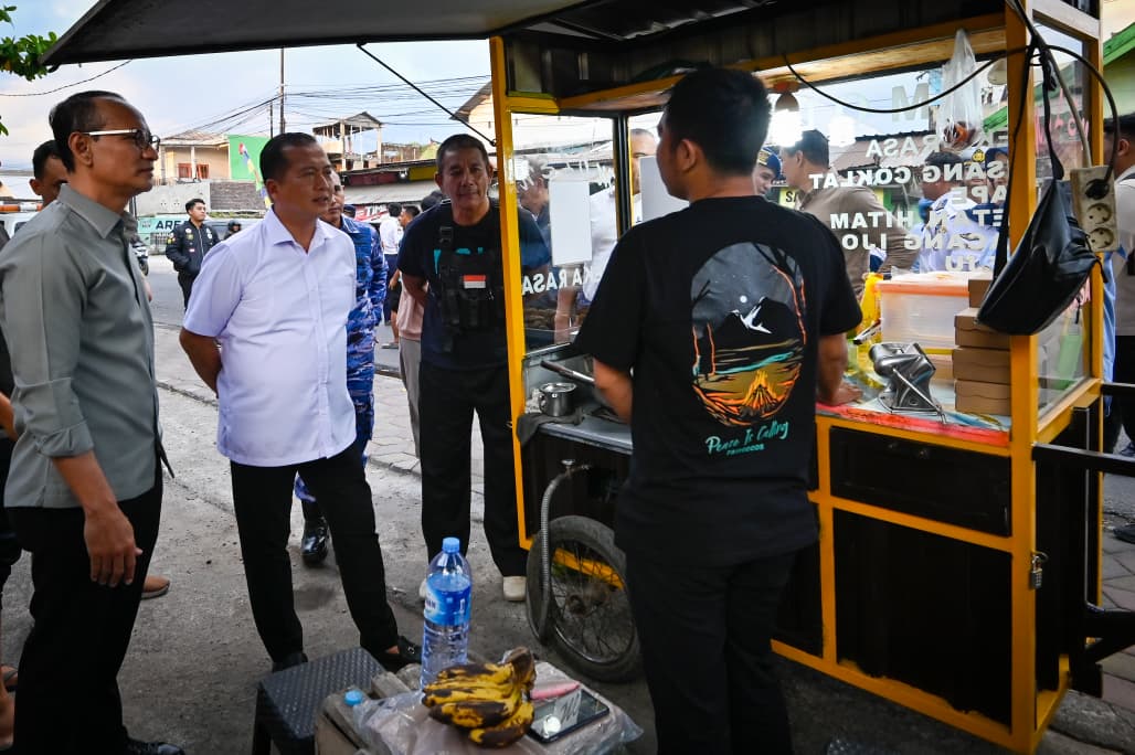 Gubernur Iqbal bersama Wali Kota Mataram Mohan menemui UMKM di Rembiga, Kota Mataram.