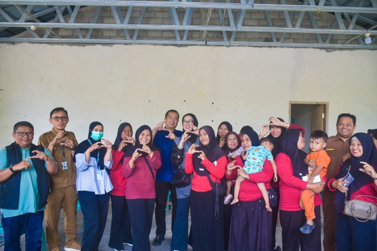 Gubernur Iqbal bersama kader posyandu di Lombok Barat.