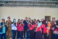 Gubernur Iqbal bersama kader posyandu di Lombok Barat.
