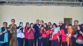 Gubernur Iqbal bersama kader posyandu di Lombok Barat.