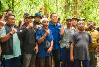 Gubernur Iqbal bersama masyarakat di Hutan Sesaot, Lombok Barat.