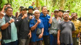 Gubernur Iqbal bersama masyarakat di Hutan Sesaot, Lombok Barat.