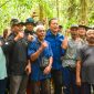 Gubernur Iqbal bersama masyarakat di Hutan Sesaot, Lombok Barat.