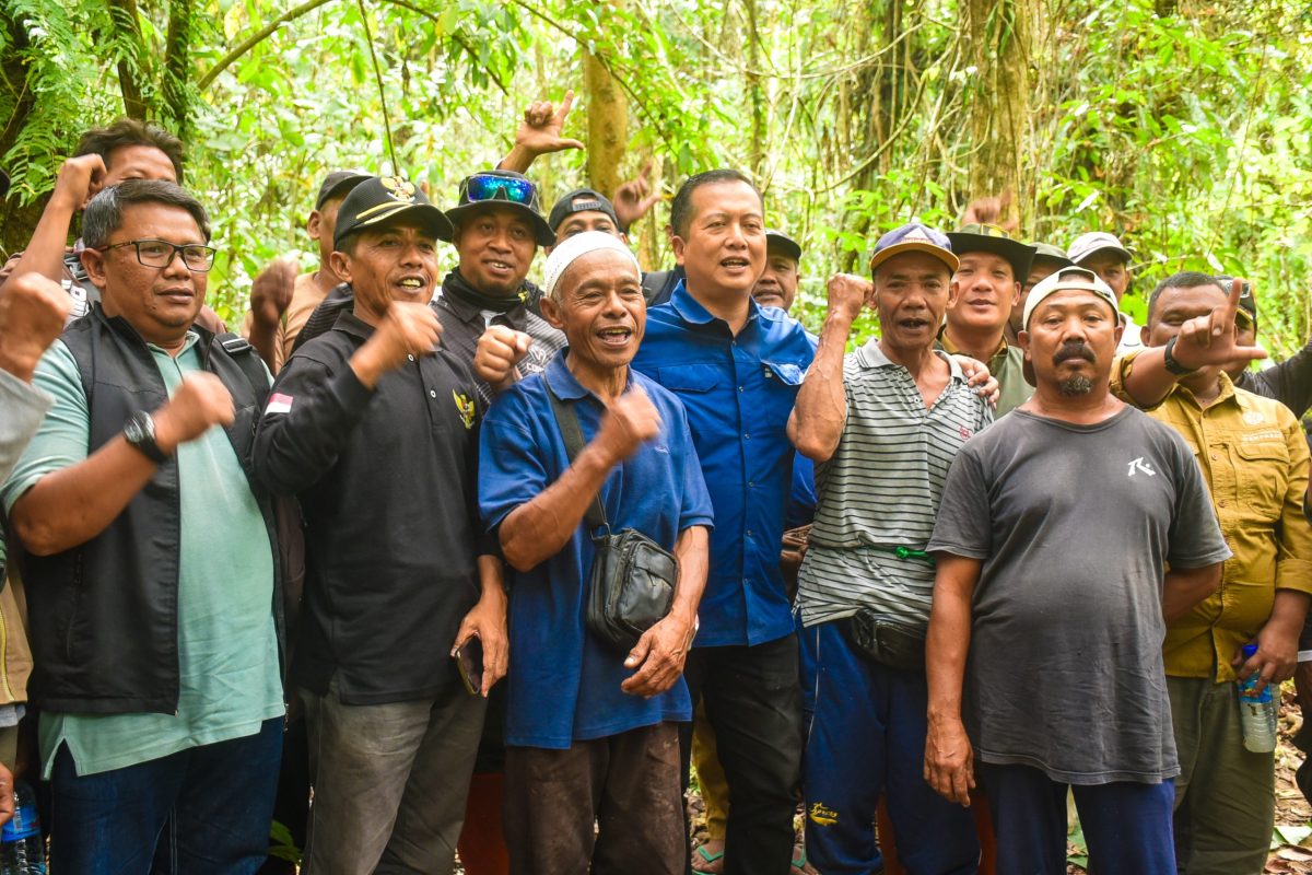 Gubernur Iqbal bersama masyarakat di Hutan Sesaot, Lombok Barat.