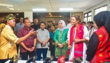 Putri Mahkota Swedia Victoria saat mengunjungi Bale Kita.