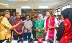 Putri Mahkota Victoria Kagumi Songket Sasak, Dengarkan Kisah Perajin Bangkit Pascagempa
