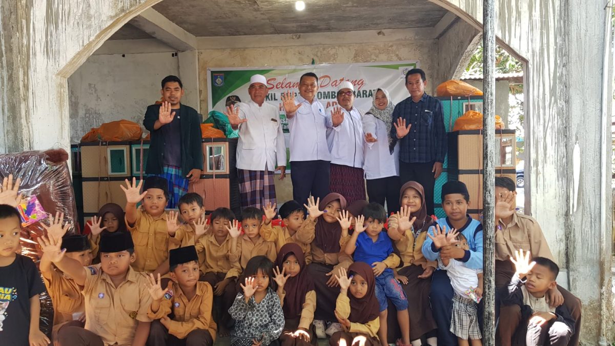 Kemensos menyalurkan bantuan pendidikan dan sembako kepada anak yatim di Lombok Barat.
