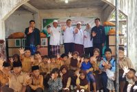 Kemensos menyalurkan bantuan pendidikan dan sembako kepada anak yatim di Lombok Barat.