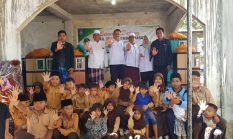 Kemensos Salurkan Bantuan untuk 35 Anak Yatim dan Keluarga Kurang Mampu di Narmada