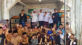 Kemensos menyalurkan bantuan pendidikan dan sembako kepada anak yatim di Lombok Barat.