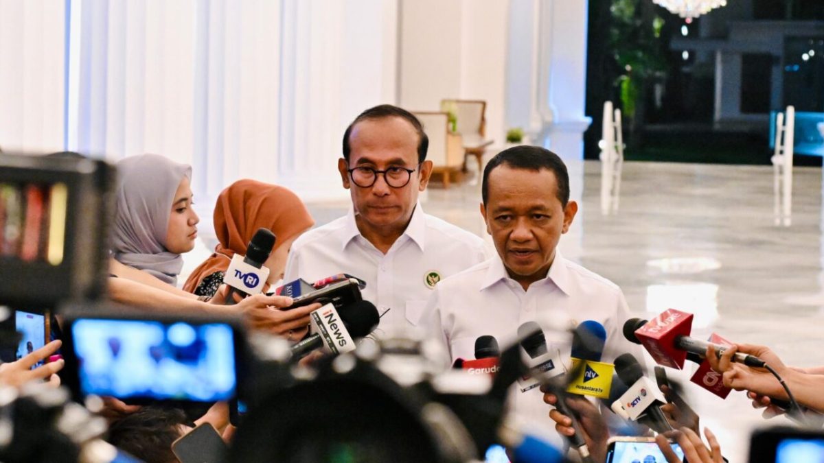 Menteri ESDM Bahlil Lahadalia memberikan keterangan pers kepada awak media di Istana Merdeka Jakarta, pada Kamis, 17 September 2026. Foto: BPMI Setpres/Laily Rachev