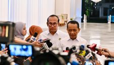 Menteri ESDM Bahlil Lahadalia memberikan keterangan pers kepada awak media di Istana Merdeka Jakarta, pada Kamis, 17 September 2026. Foto: BPMI Setpres/Laily Rachev