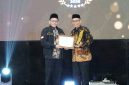Penghargaan BAZNAS untuk Gubernur NTB yang diterima Sekda NTB.