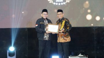 Penghargaan BAZNAS untuk Gubernur NTB yang diterima Sekda NTB.