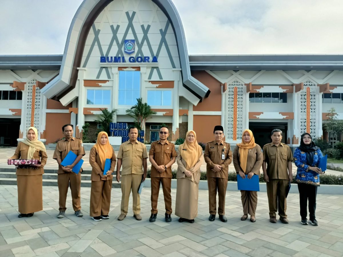 ASN Biro Hukum dan HAM Setda NTB menerima penghargaan Satyalancana Karya Satya.
