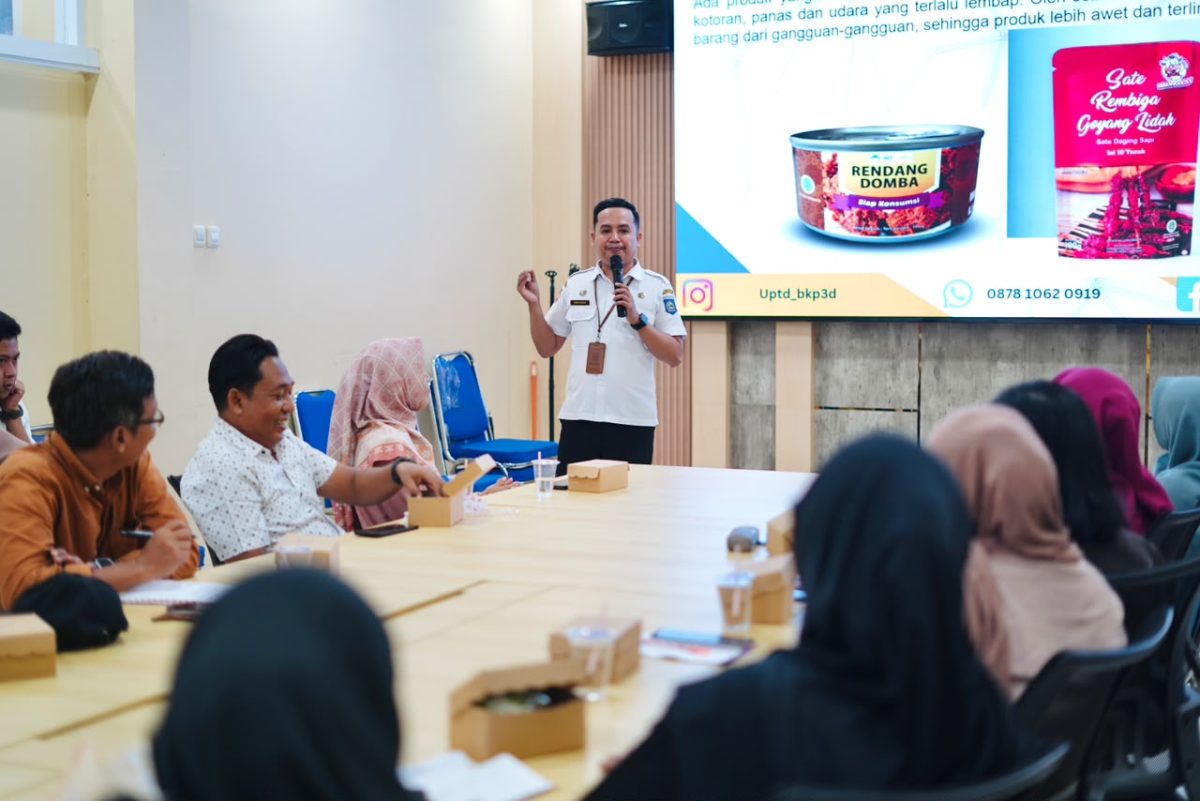 Mentoring UMKM untuk pengemasan produk.