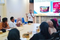 Mentoring UMKM untuk pengemasan produk.