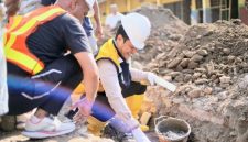 Bupati Dompu meletakkan batu pertama untuk pembangunan sentra kuliner.