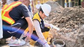 Bupati Dompu meletakkan batu pertama untuk pembangunan sentra kuliner.