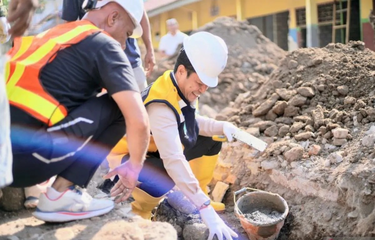Bupati Dompu meletakkan batu pertama untuk pembangunan sentra kuliner.