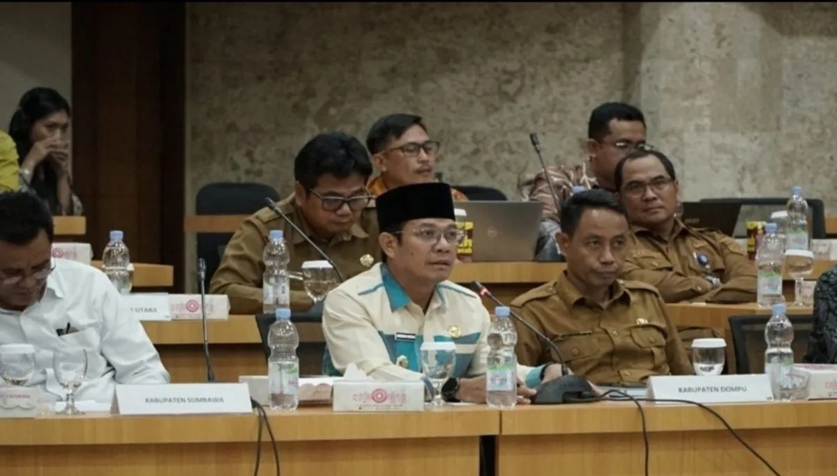 Bupati Dompu Bambang Firdaus dalam kegiatan sinkronisasi bersama Kementerian ESDM di Kantor Gubernur NTB.