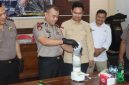 Kapolres Bima AKBP Muhammad Anton Bhayangkara Gaisar memusnahkan barang bukti narkoba.