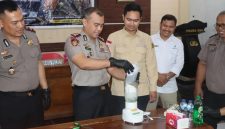 Kapolres Bima AKBP Muhammad Anton Bhayangkara Gaisar memusnahkan barang bukti narkoba.