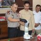 Kapolres Bima AKBP Muhammad Anton Bhayangkara Gaisar memusnahkan barang bukti narkoba.