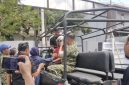 Oknum TNI yang mengamuk membawa sajam, saat diamankan petugas.