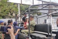 Oknum TNI yang mengamuk membawa sajam, saat diamankan petugas.