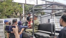 Oknum TNI yang mengamuk membawa sajam, saat diamankan petugas.