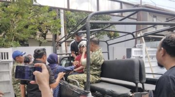 Oknum TNI yang mengamuk membawa sajam, saat diamankan petugas.