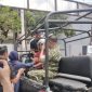 Oknum TNI yang mengamuk membawa sajam, saat diamankan petugas.