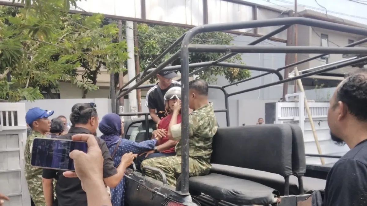 Oknum TNI yang mengamuk membawa sajam, saat diamankan petugas.