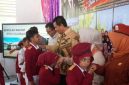 Bupati Sumbawa bersama pelajar dari sekolah rakyat.