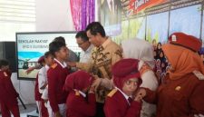 Bupati Sumbawa bersama pelajar dari sekolah rakyat.