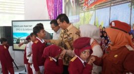 Bupati Sumbawa bersama pelajar dari sekolah rakyat.