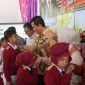 Bupati Sumbawa bersama pelajar dari sekolah rakyat.