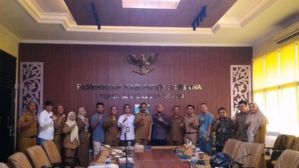 Pemkab Sumbawa berencana membangun industri ayam terintegrasi.